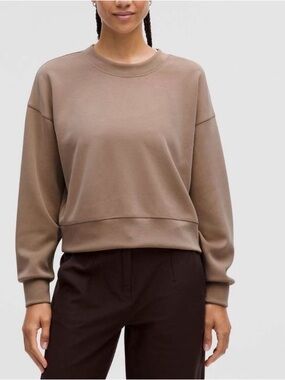 Lululemon softstreme  perfectly  oversized cropped crew 
Taupetastic size 4